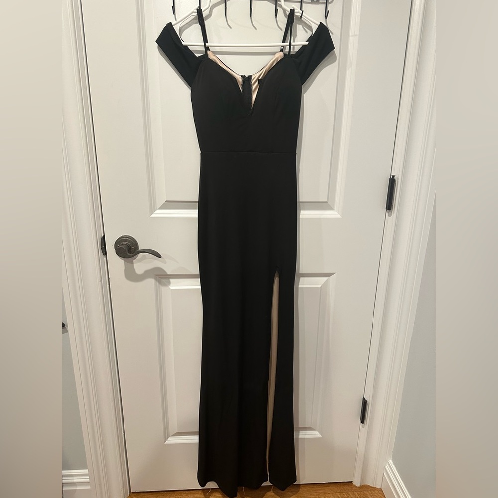 Black simple and sleek prom dress !